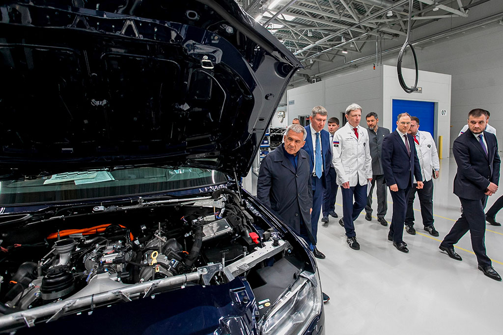 Рустам Минниханов и Максим Решетников посетили завод AURUS в рамках визита в ОЭЗ «Алабуга»