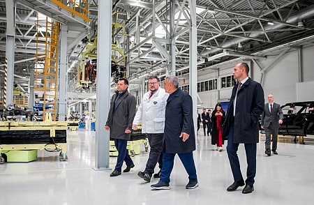 Рустам Минниханов и Максим Решетников посетили завод AURUS в рамках визита в ОЭЗ «Алабуга»